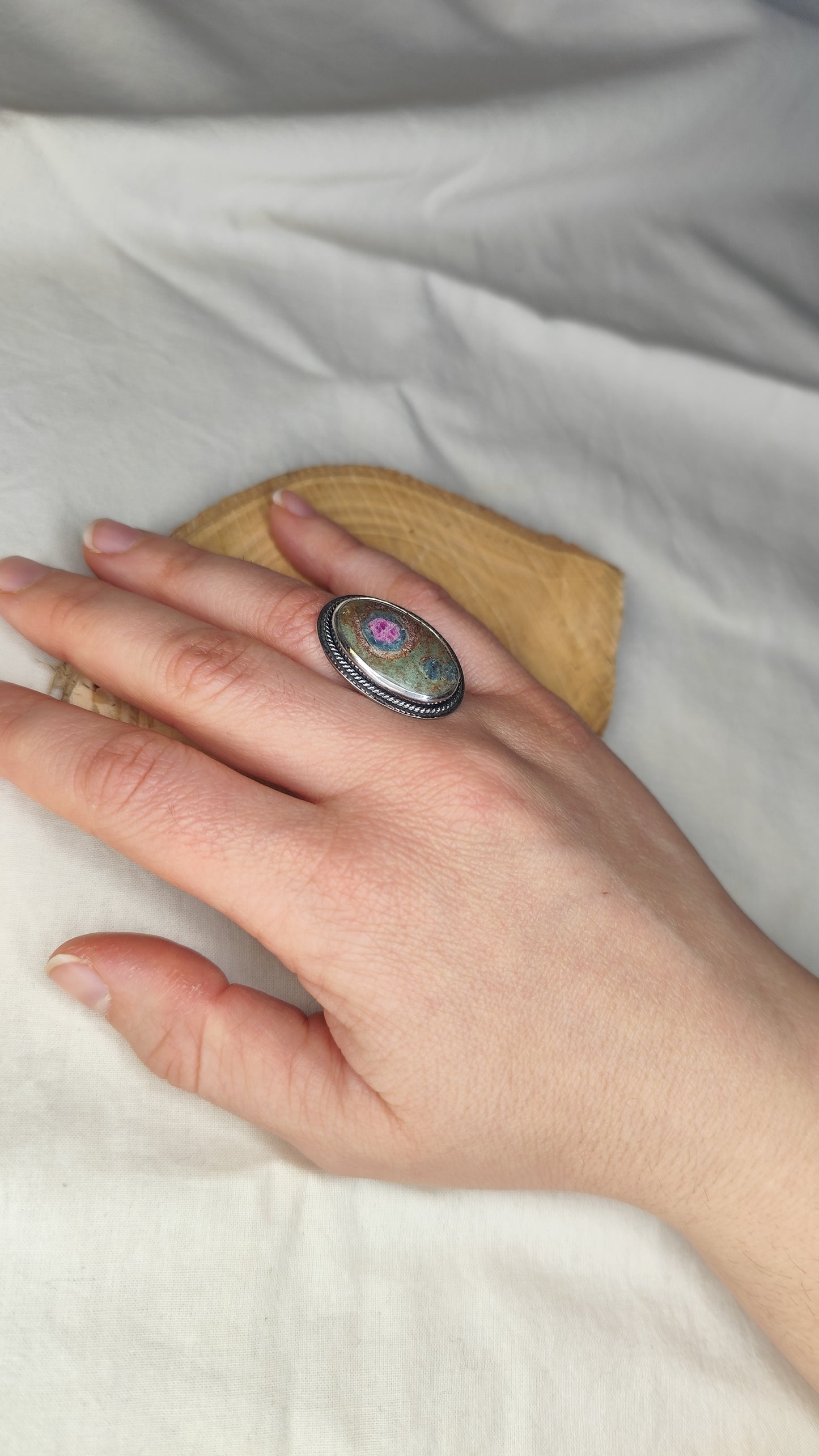 Anillo con rubifucsita. Joya artesanal en plata