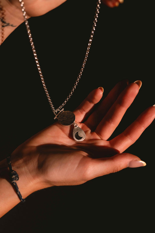 Joyas como amuletos: tradición, simbolismo y uso actual