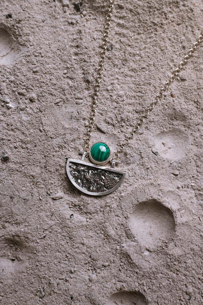 Colgante Oráculo. Joya artesanal en plata