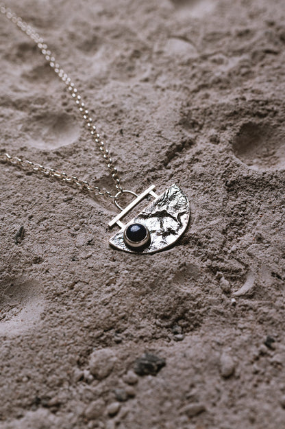 Colgante Umbra. Joya artesanal en plata