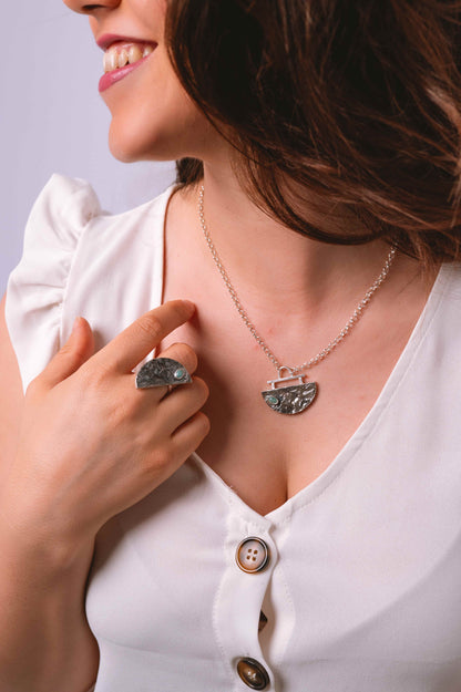 Colgante Umbra. Joya artesanal en plata