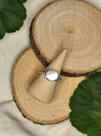 Anillo Punto con piedra grande. Joya artesanal en plata