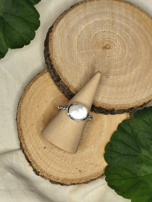 Anillo Punto con piedra grande. Joya artesanal en plata