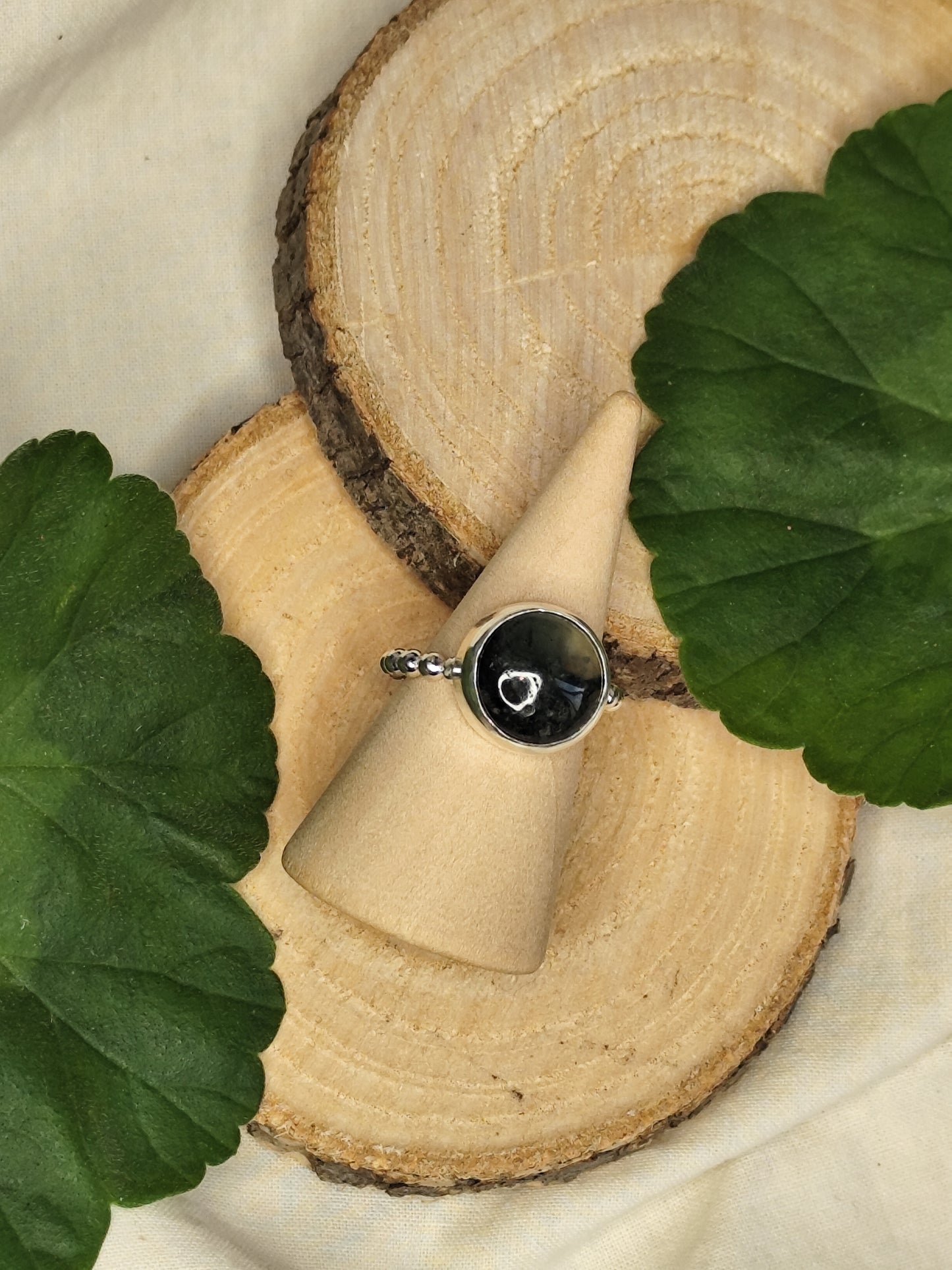 Anillo Punto con piedra grande. Joya artesanal en plata