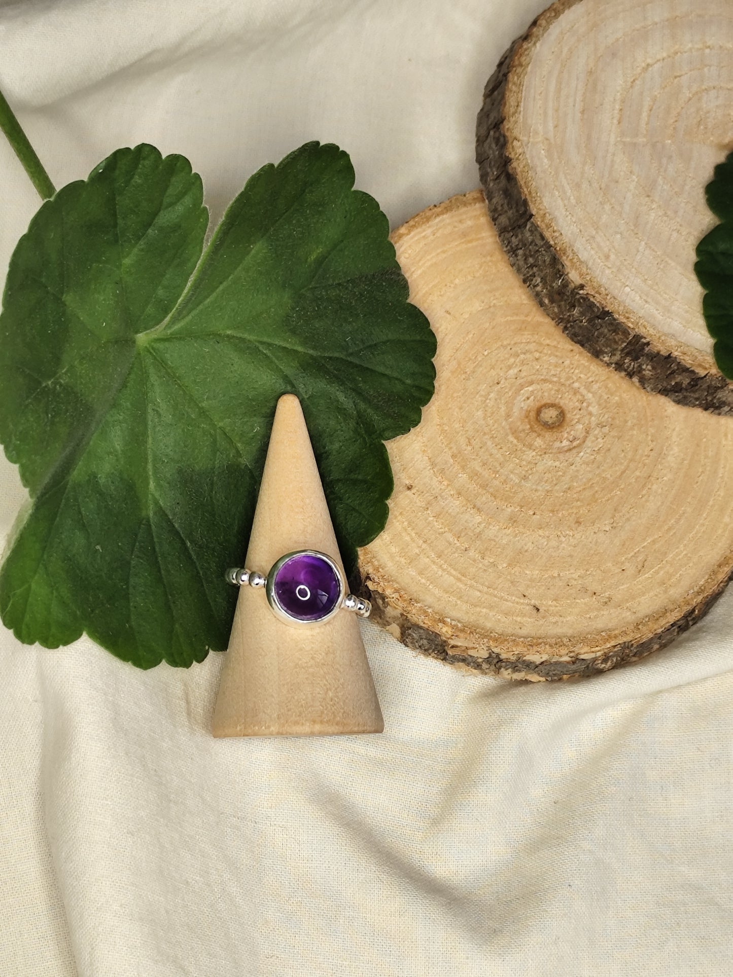 Anillo Punto con piedra grande. Joya artesanal en plata