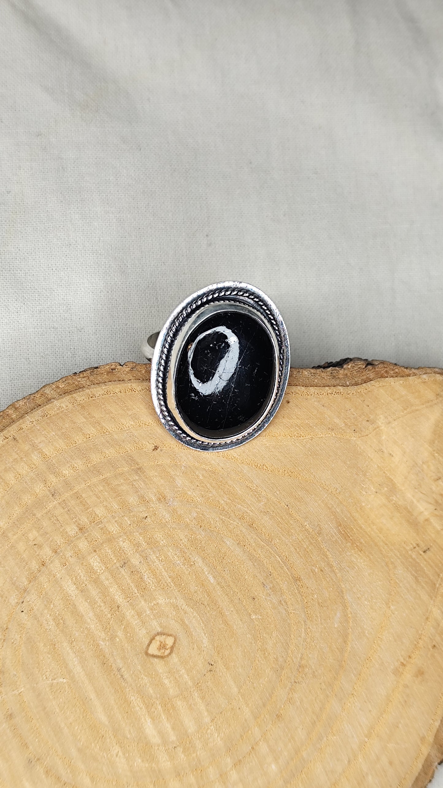 Anillo con turmalina negra. Joya artesanal en plata