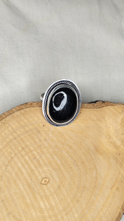 Anillo con turmalina negra. Joya artesanal en plata