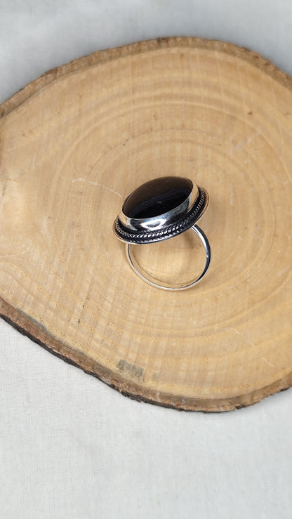 Anillo con turmalina negra. Joya artesanal en plata