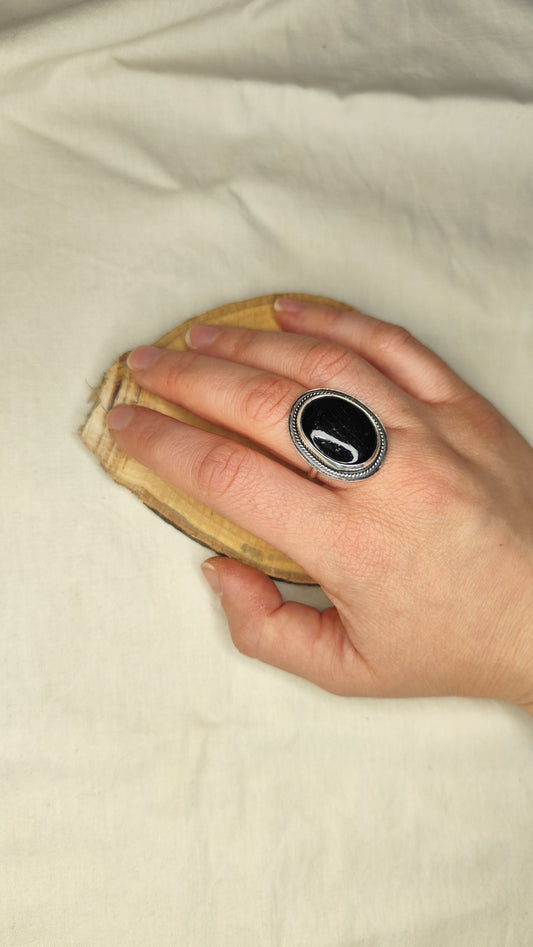 Anillo con turmalina negra. Joya artesanal en plata