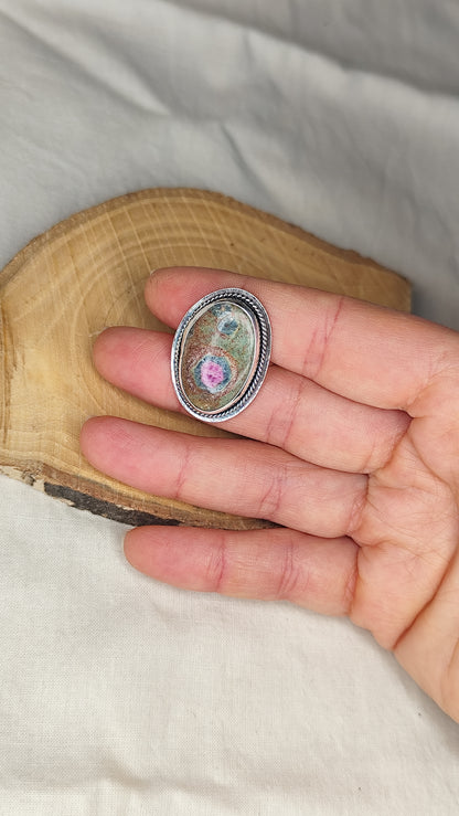 Anillo con rubifucsita. Joya artesanal en plata