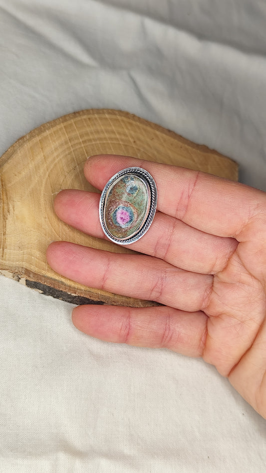 Anillo con rubifucsita. Joya artesanal en plata