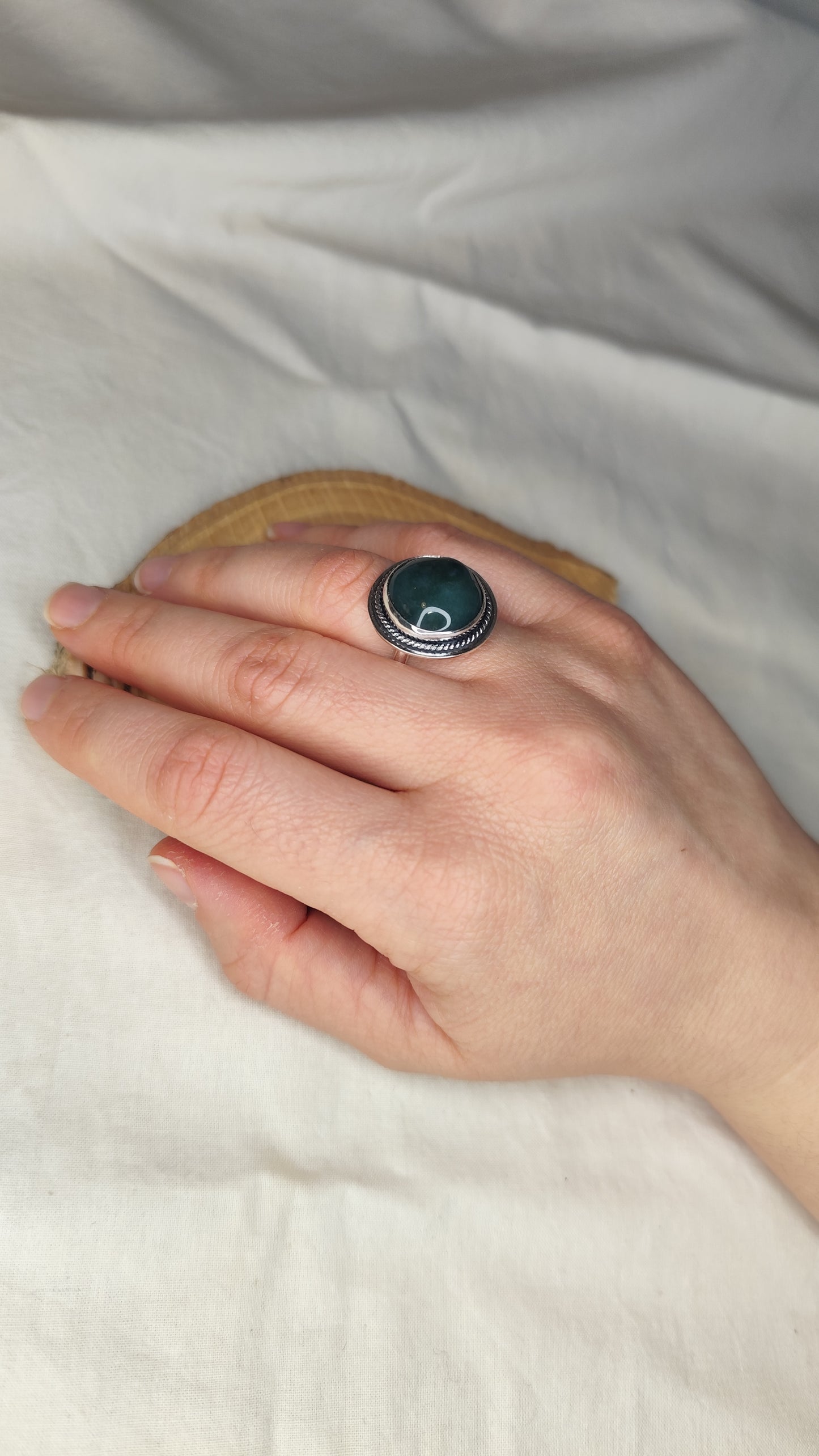 Anillo con ágata verde. Joya artesanal en plata.