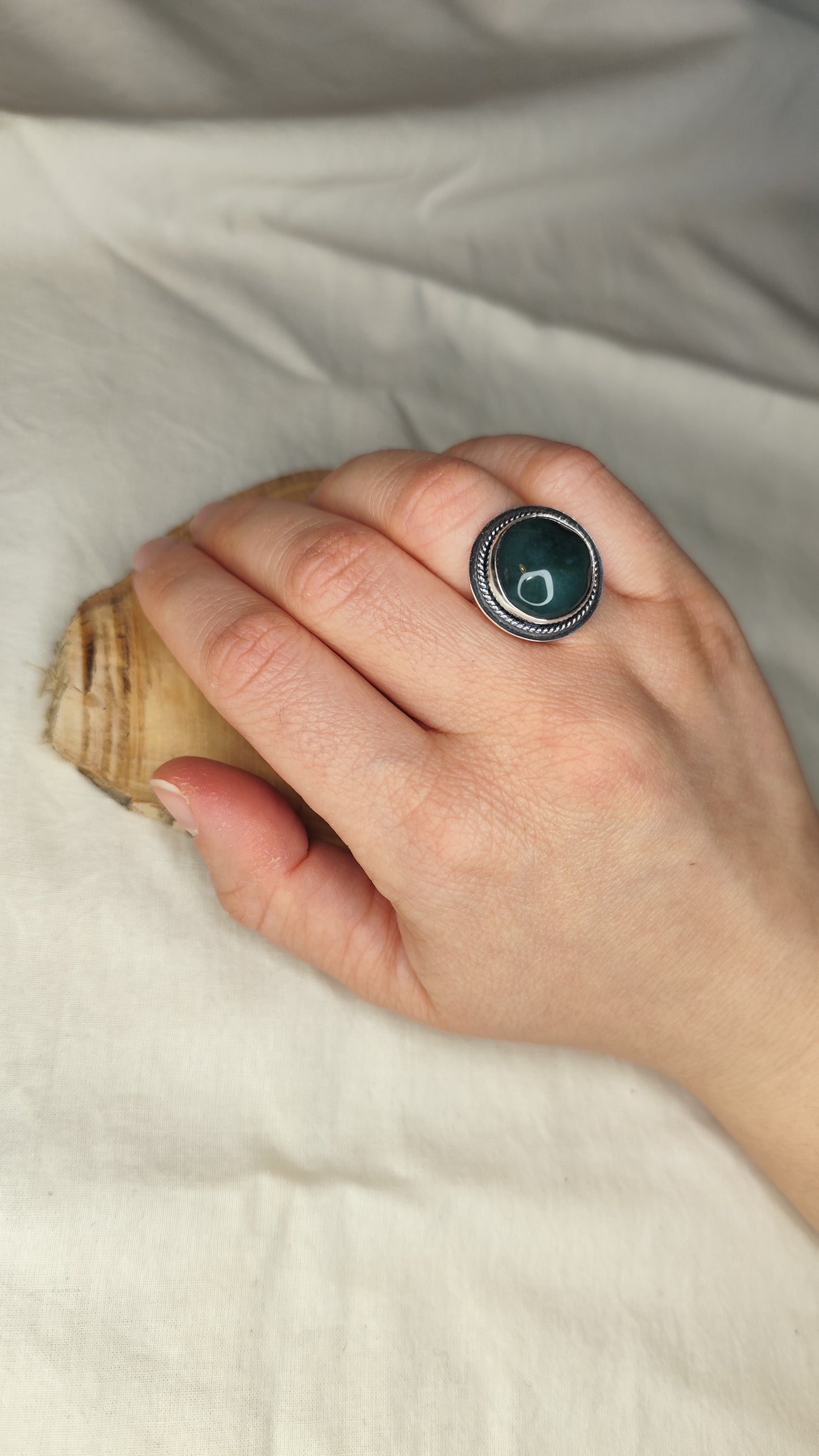 Anillo con ágata verde. Joya artesanal en plata.