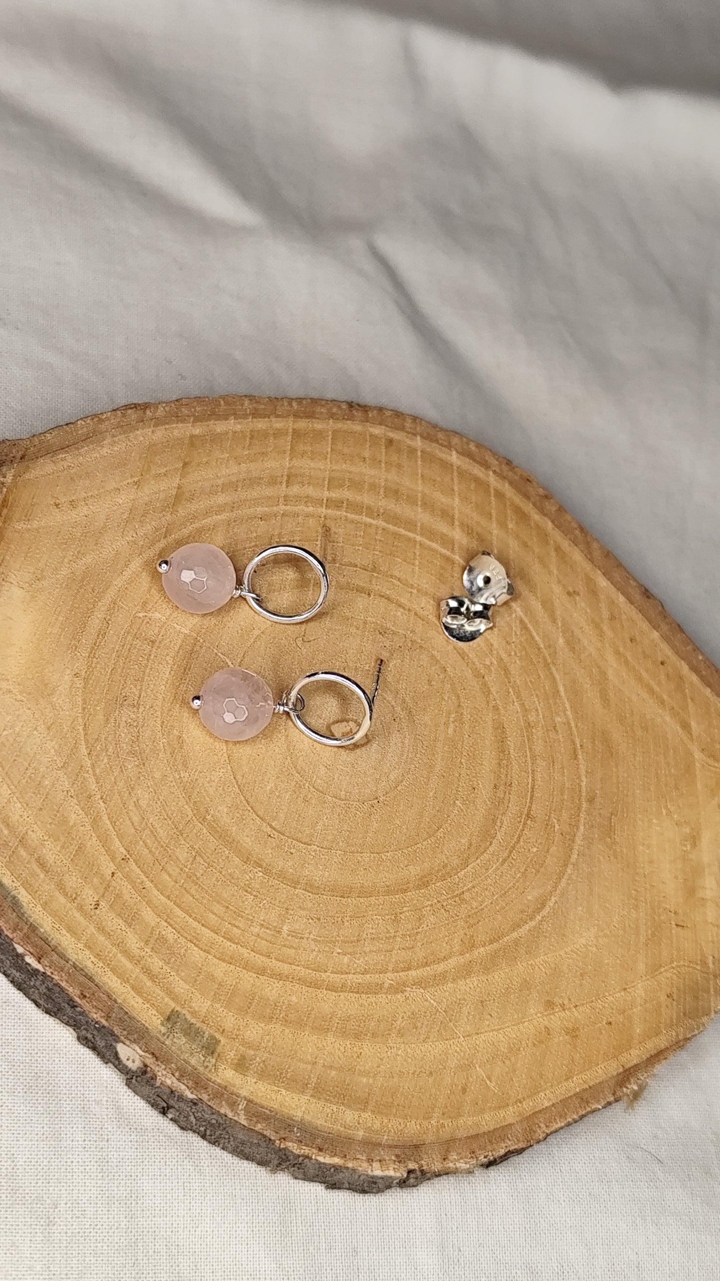 Pendientes aro mini con turmalinas/ cuarzo rosa. Joya artesanal en plata