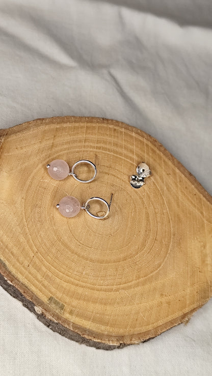 Pendientes aro mini con turmalinas/ cuarzo rosa. Joya artesanal en plata
