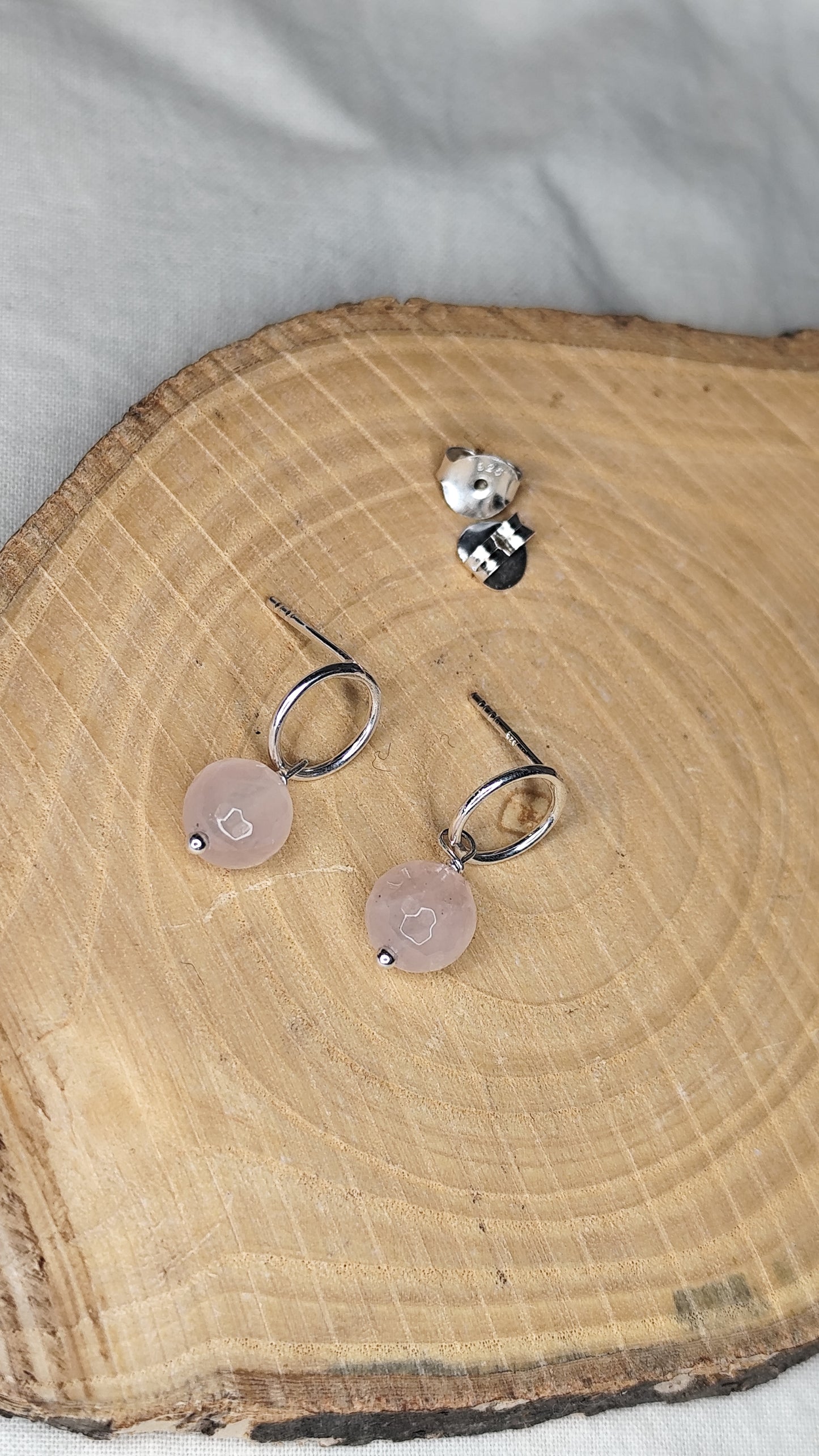 Pendientes aro mini con turmalinas/ cuarzo rosa. Joya artesanal en plata