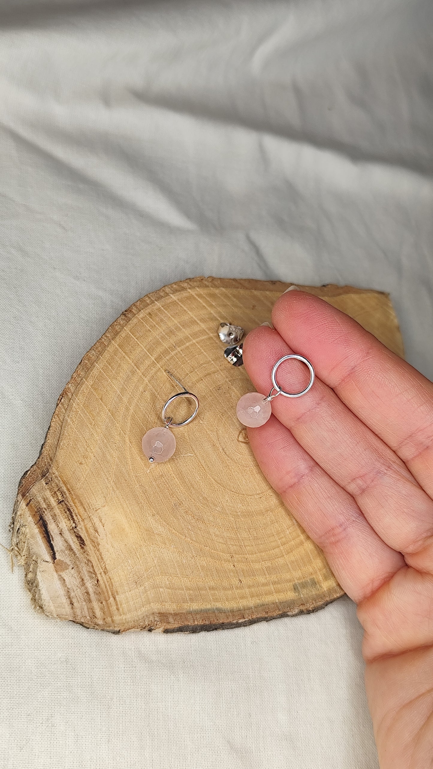 Pendientes aro mini con turmalinas/ cuarzo rosa. Joya artesanal en plata