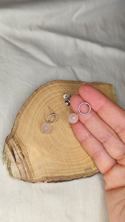 Pendientes aro mini con turmalinas/ cuarzo rosa. Joya artesanal en plata