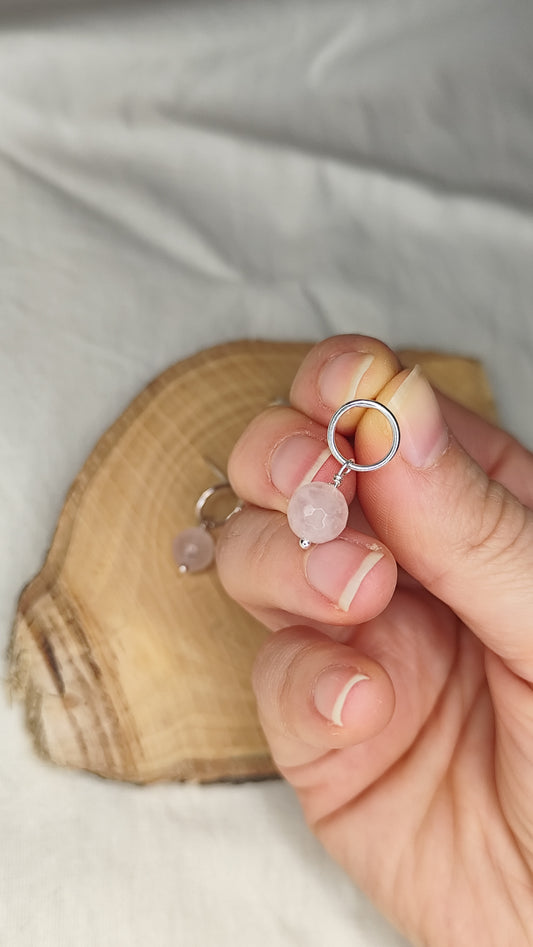 Pendientes aro mini con turmalinas/ cuarzo rosa. Joya artesanal en plata