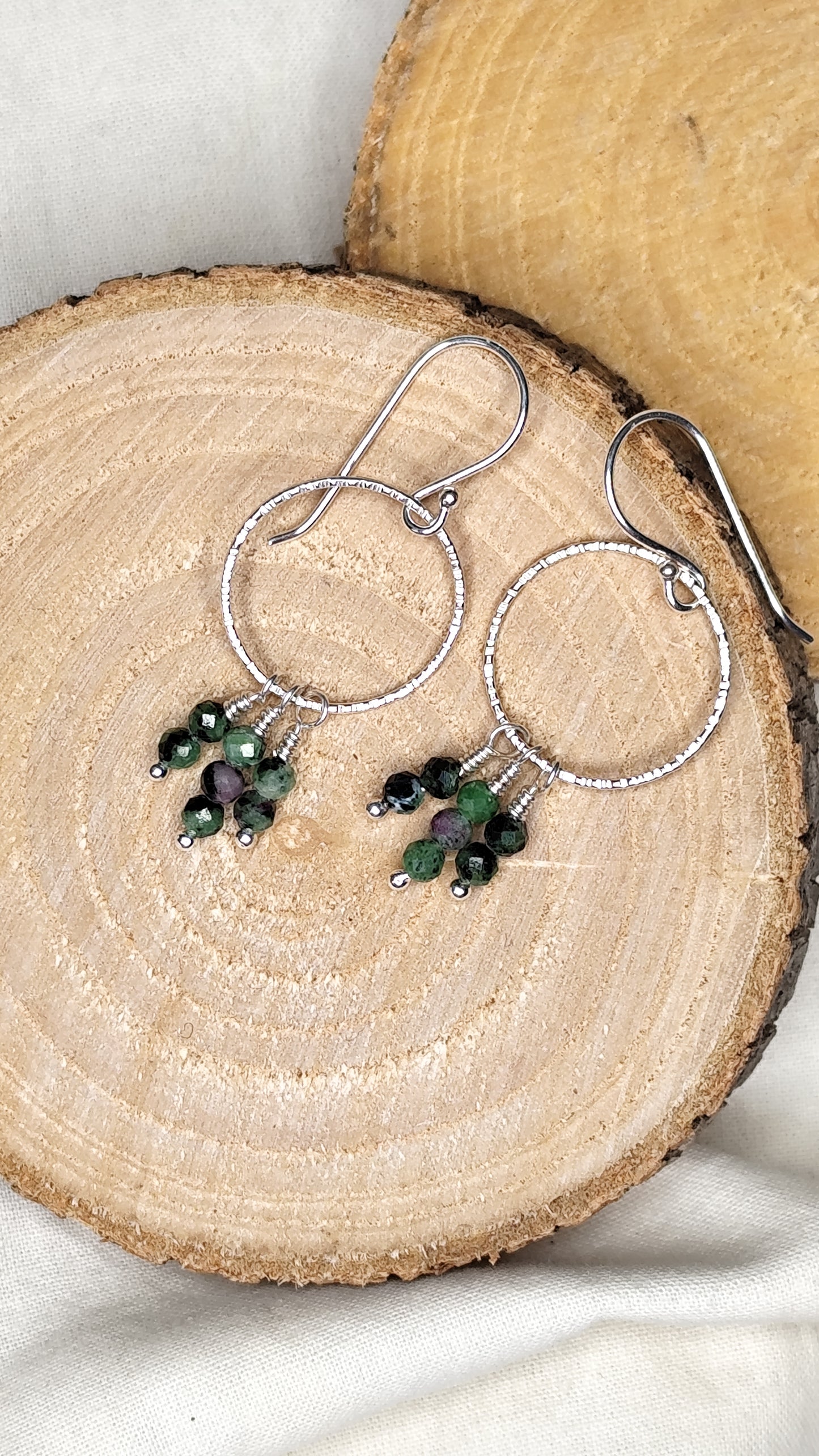 Pendientes aro grande con turmalinas multicolor. Joya artesanal en plata